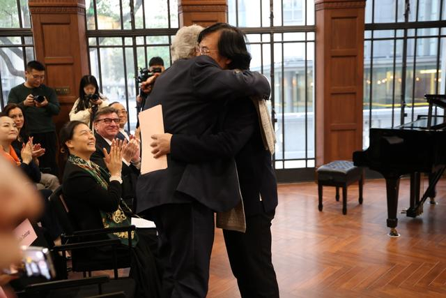 多明戈和廖昌永拥抱 刘戈琳 摄