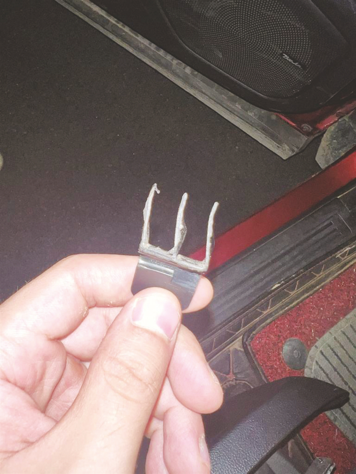     质地较为柔软的卡扣