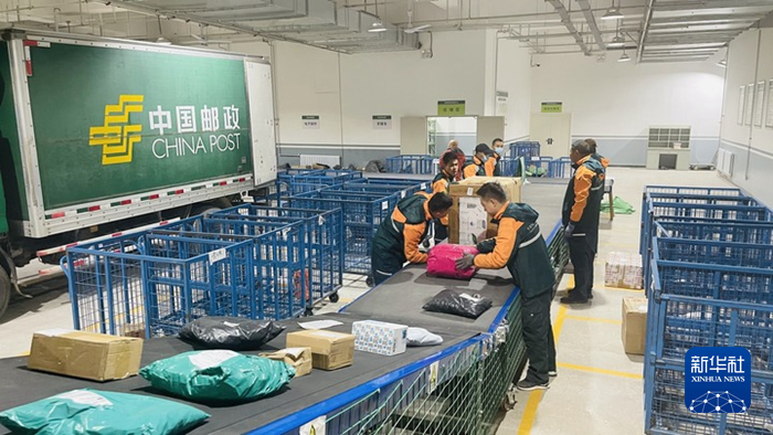 榆中县寄递物流共配中心工作人员正在分拣当日首批到达包裹。新华社记者李杰 摄
