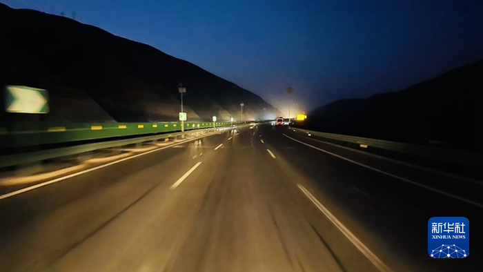 记者在前往榆中的邮政货车上拍摄的道路情况。新华社记者李杰 摄