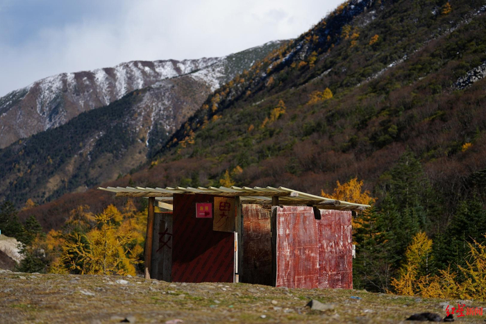 ▲四川甘孜，雪山下的一个旱厕