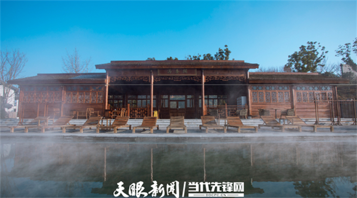 瓮安花间池春上温泉位于瓮安县草塘千年古邑旅游区内,在直线距离不足