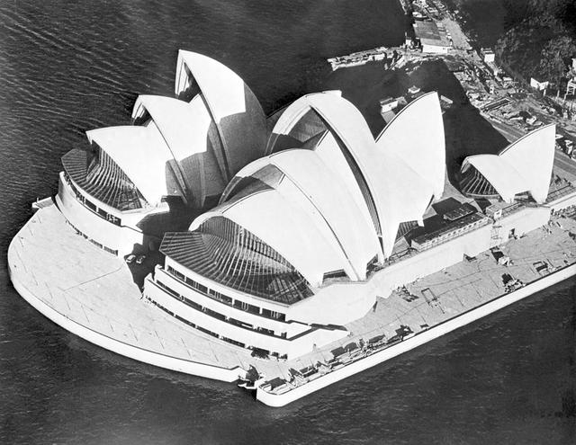图片说明： 1973 年 8 月正在建造中的悉尼歌剧院