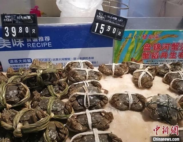 某超市里售卖的大闸蟹。 中新网记者 谢艺观 摄