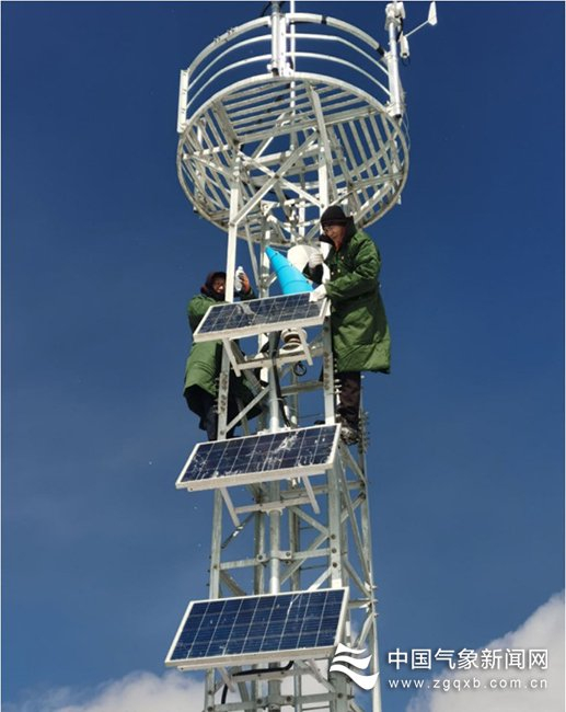 图为工程师在安装设备 华云集团 供图