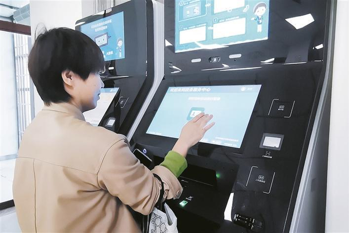     六师五家渠市政务服务大厅内，一位居民在自助服务终端上办理业务（资料图片）。兵团日报全媒体记者  赵珺  摄