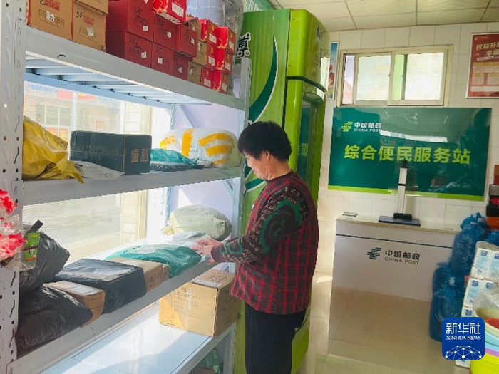 高墩营村综合便民服务站内，负责人正在整理包裹。新华社记者李杰 摄