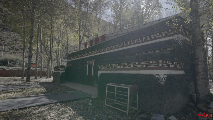 ▲国道318线路边的一个旅游厕所