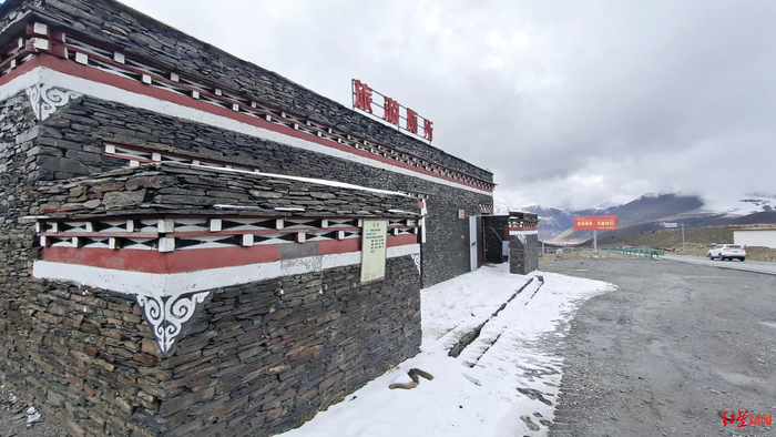 ▲国道318线康定段的一个旅游厕所