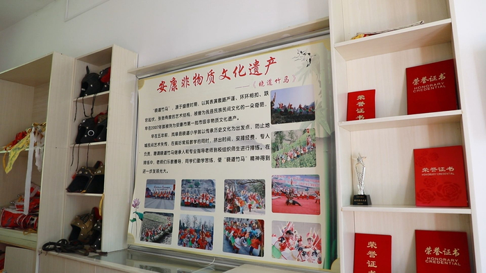 晓道小学“晓道竹马”陈列室的荣誉墙