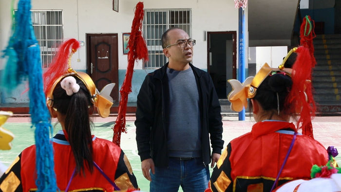 罗长超给学生讲解“晓道竹马”步伐要领