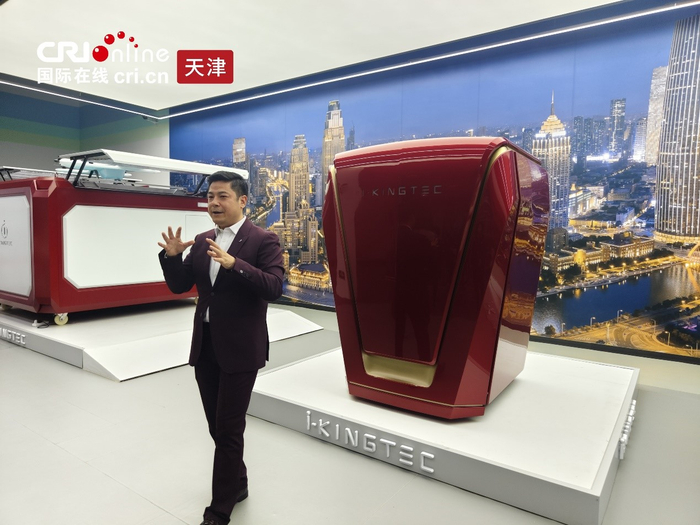 云圣负责人向媒体团介绍自主研发产品