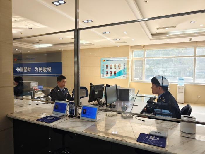 西青区税务局赤龙南税务所内，税务人员正在办公