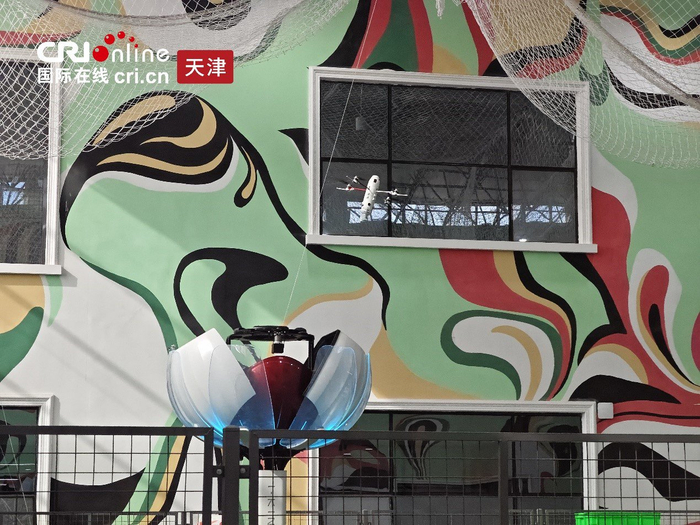 云圣自主研发的无人机与宝莲灯全自动无人机机场正在进行测试