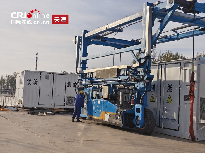 平高储能的多轮跨运车装载着集装箱式储能系统在进行调试