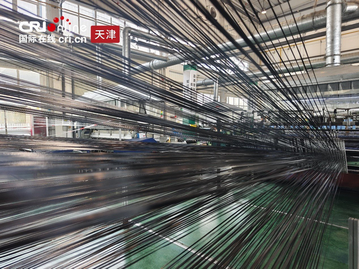 卡本的T700级别12K碳纤维，每一束有12000根纤维丝