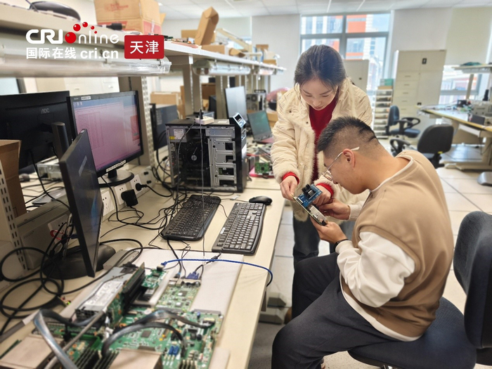 飞腾信息技术人员正在进行检测