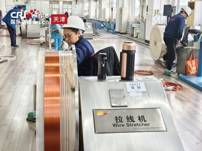 百成油田车间内，拉线机正在进行作业