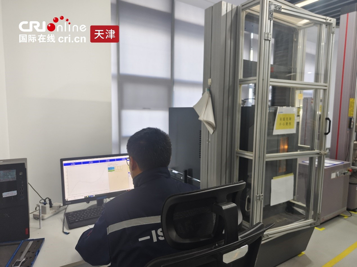 爱思达技术工作人员正在进行调试