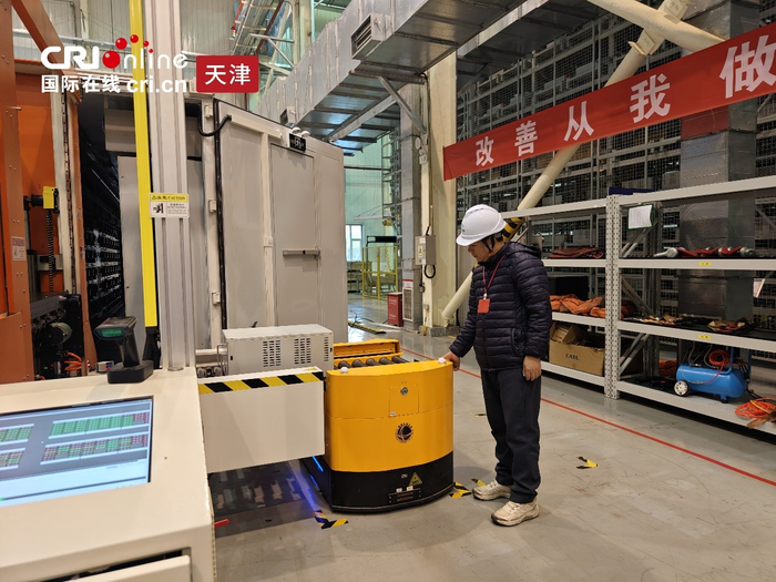 平高储能厂房内工作人员正在巡查智能化操作