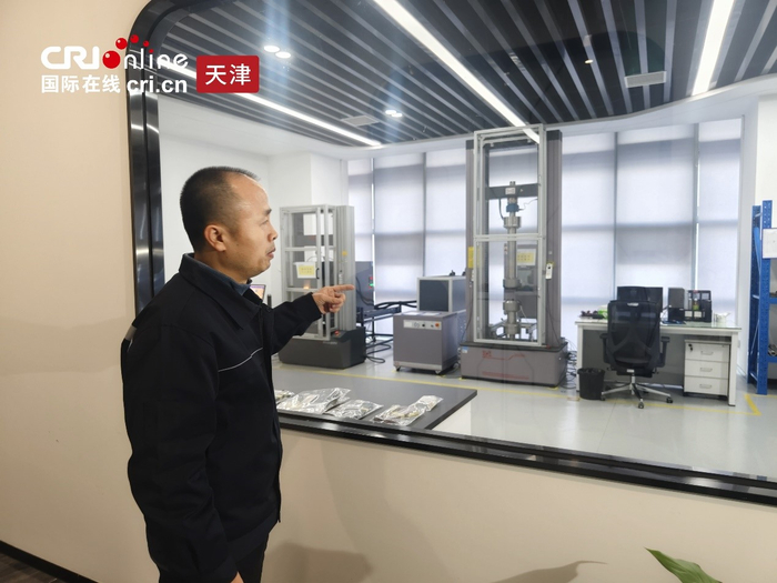 爱思达相关负责人向媒体团展示实验室作业