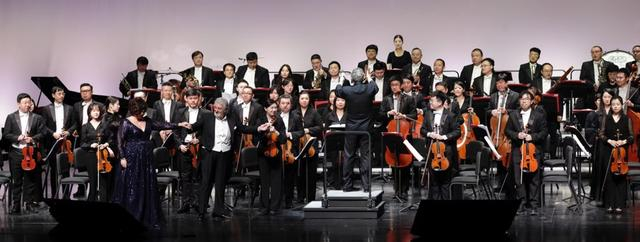 多明戈携手女高音詹妮弗·罗利，与尤金·科恩执棒的青岛交响乐团同台 茅新麟 摄