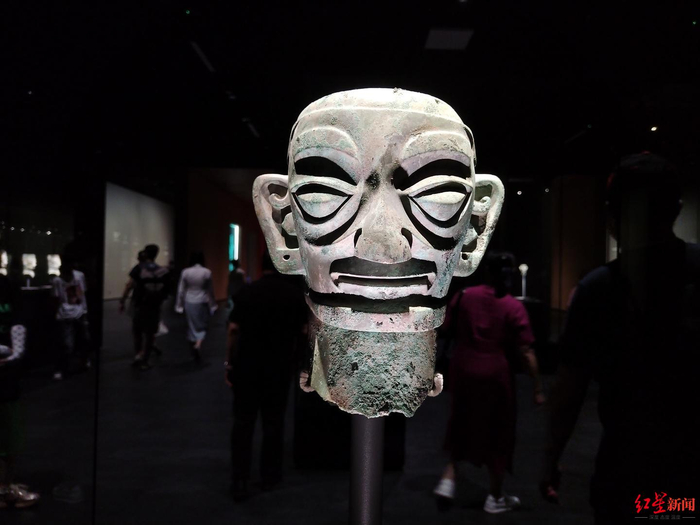 ▲三星堆遗址出土的青铜人像