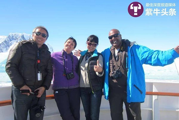 顾燕（右二）和同行伙伴们在南极的留影