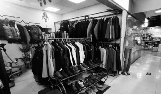         各式各样的羽绒服、棉服、冲锋衣迎来了销售旺季。辽沈晚报记者 王迪 摄