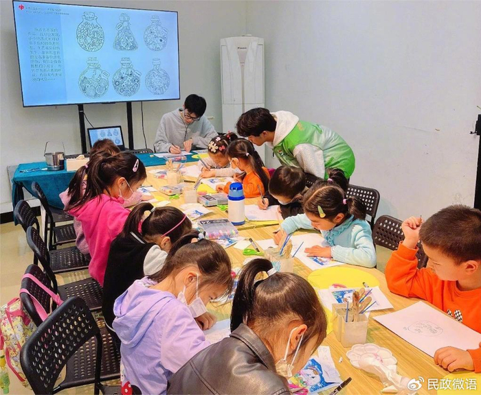孩子们在上创意绘画课。（受访者供图）