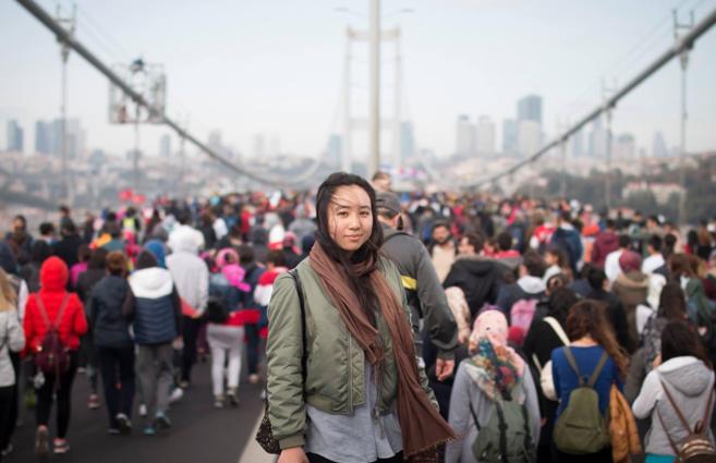 图注：徐今今2018年跟随难民来到土耳其，在横跨欧亚大陆的桥上留影