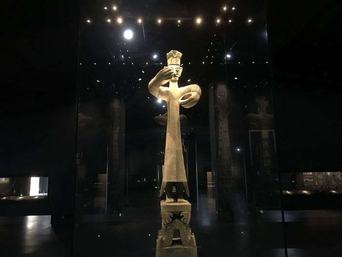 ▲三星堆青铜大立人