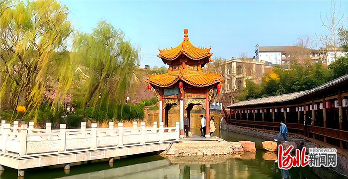 11月7日，石家庄西部长青德明古镇景区，游客正在游玩。 河北日报记者王思达摄