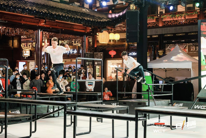 障碍追逐比赛画面，图左为唐齐