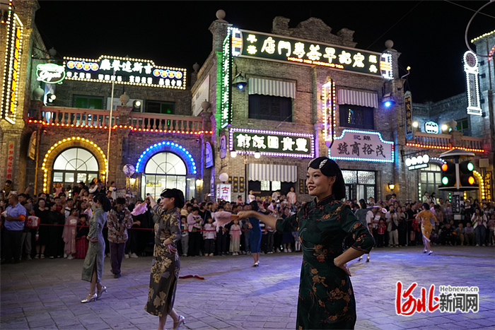 10月3日晚，鹿泉龙泉古镇景区，游客正在欣赏《民国奇幻夜》表演。 龙泉古镇景区供图