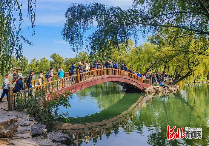 10月2日，游客在承德避暑山庄游览。 河北日报记者田明摄