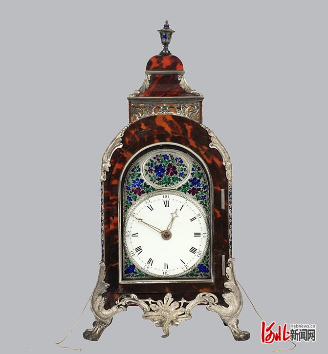 承德避暑山庄博物院所藏玳瑁饰银花自鸣钟。 承德避暑山庄博物院供图