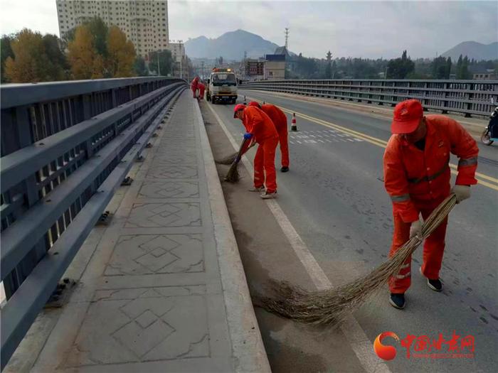 临夏公路养护人员正在清扫大河家黄河大桥路面