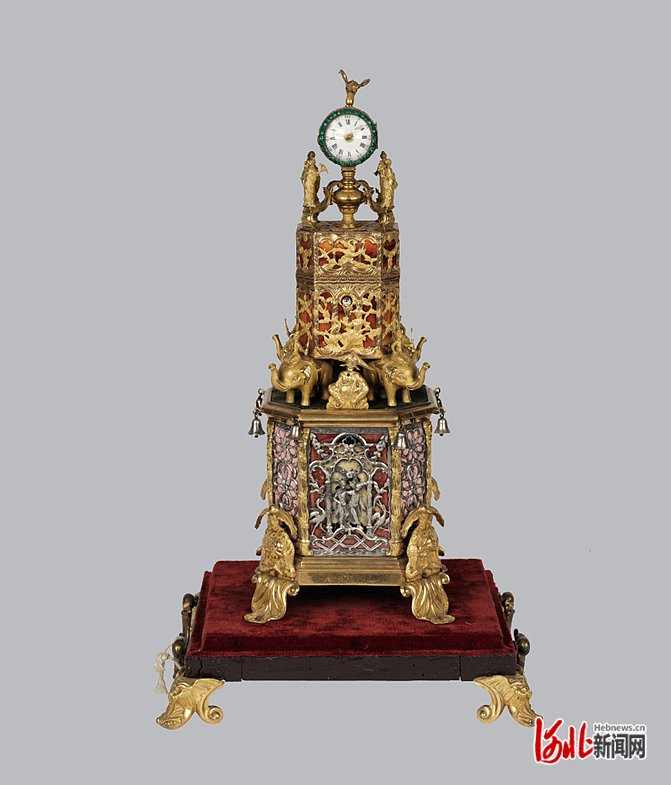 承德避暑山庄博物院所藏铜镀金镶银骑象人梳妆表。 承德避暑山庄博物院供图