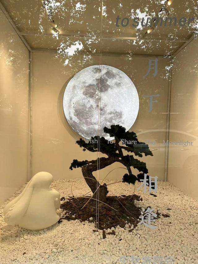 观夏上海门店此前为中秋设计的橱窗（简工博 摄）