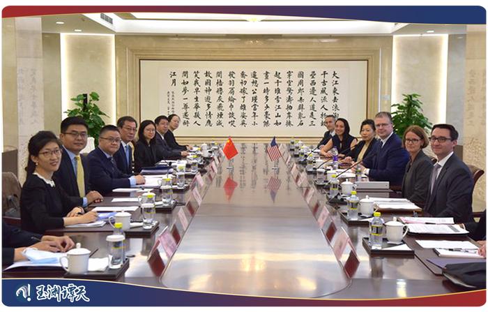 △贝莎兰（右二）参加了今年6月在北京举行的中美外交官会谈