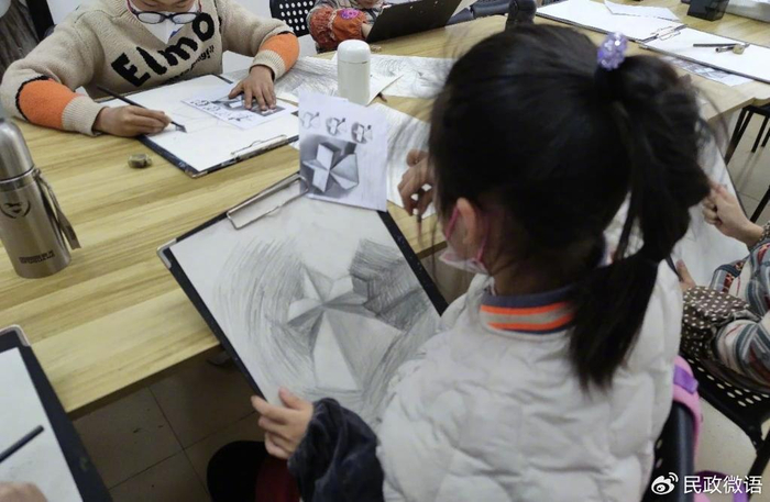 孩子们在上素描课。（受访者供图）