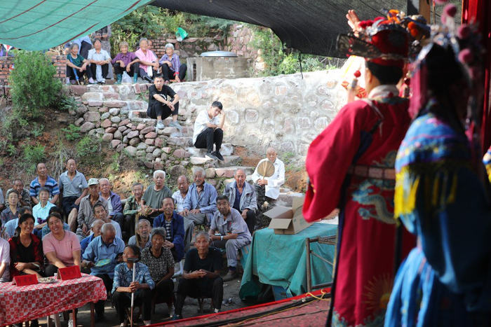 2022年8月11日，在井陉县郭家口村，群众聚在一起观看晋剧表演。（河北日报资料片）