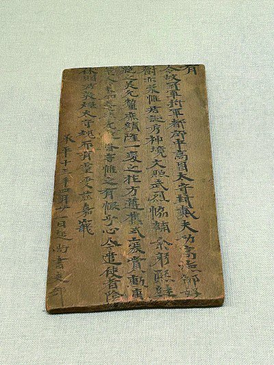 展出的吐鲁番市阿斯塔那墓葬出土的文物 