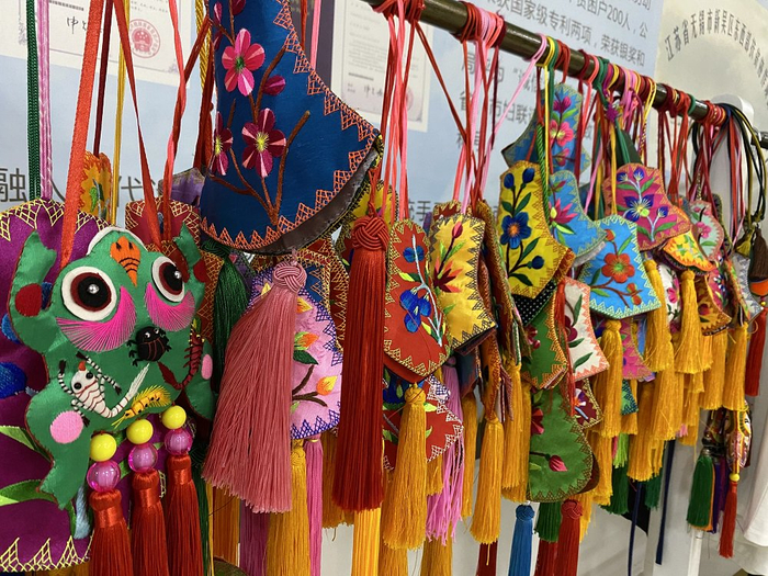 青绣:在传承中创新在振兴中绽放|青海省|苏晓莉_新浪新闻