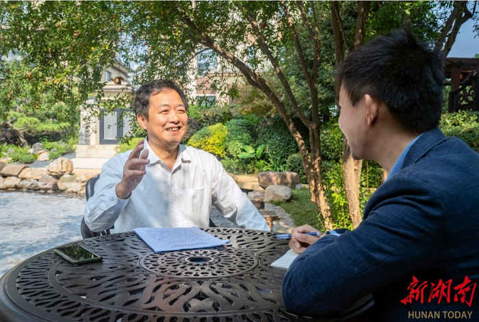 （陈樵哥会长在为记者解联。）