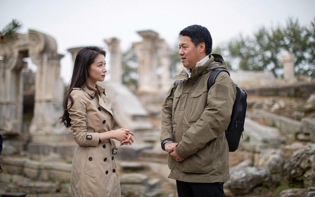 圆明园历史研究专家刘阳（右）接受《幸福大街对谈》栏目主持人姜慧梓采访。新京报记者 王远征 摄