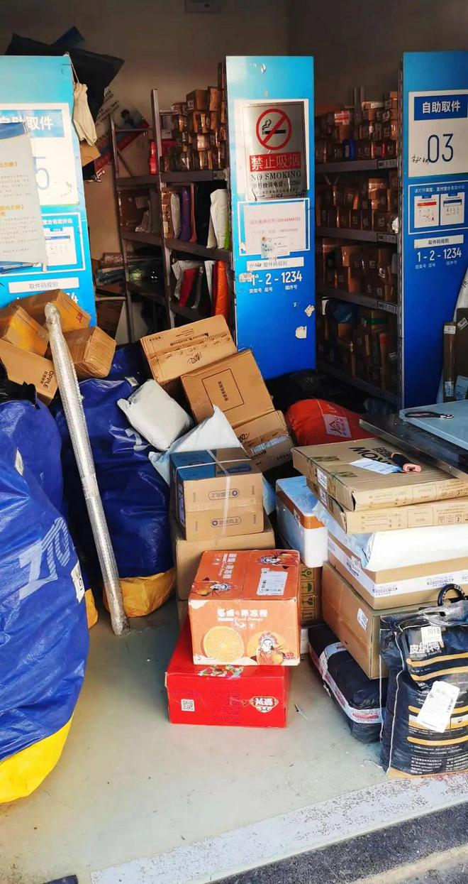 堆满快件的菜鸟驿站。图源：作者拍摄