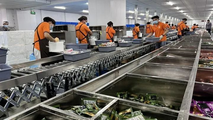 这是位于齐齐哈尔市的黑龙江省齐函杨佳清真肉业有限公司，工人正在打包牛肉制品。