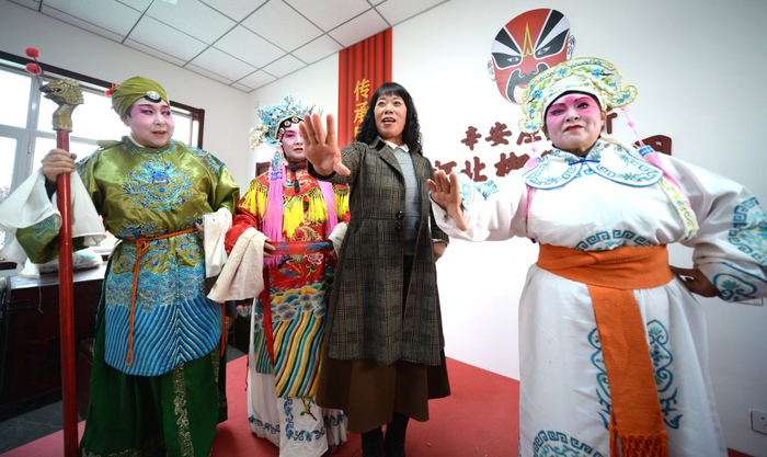 任丘市梁召镇辛安庄村河北梆子剧团的演员们在排练。（河北日报资料片）